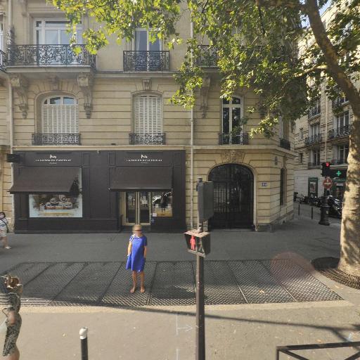 Victor Hugo Pompe - Parking public - Paris